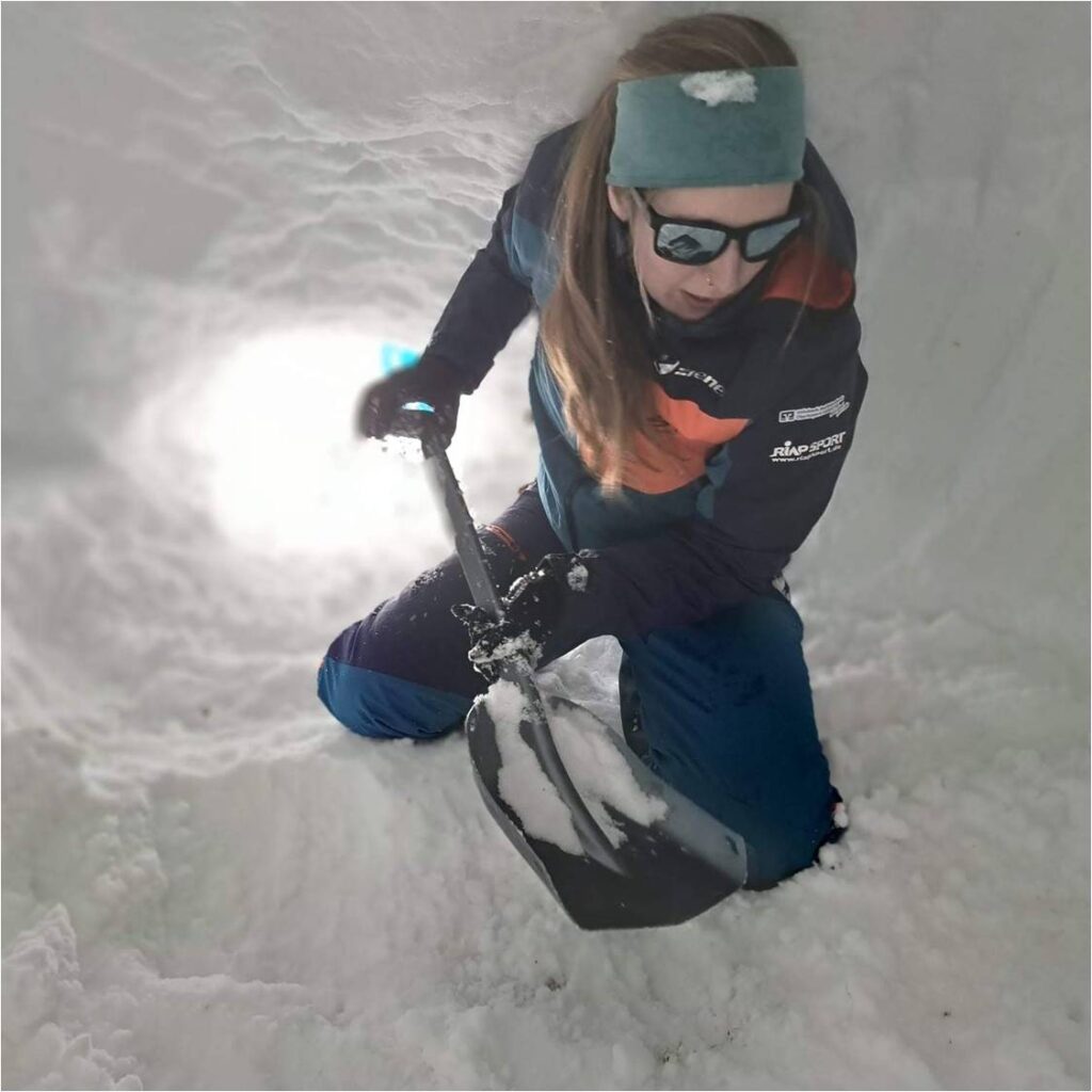 Schneehöhle aushöhlen